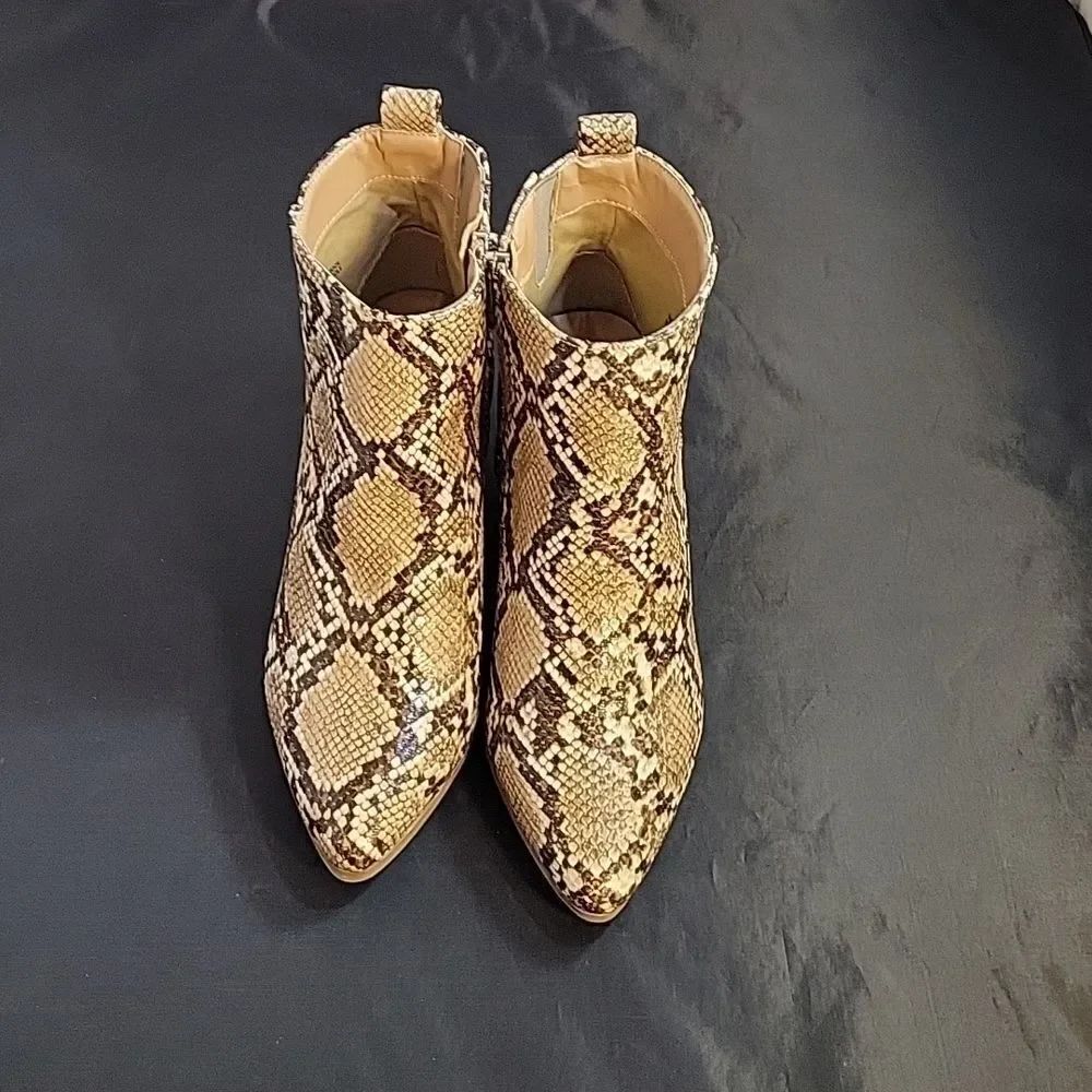 BRAND NEW NEW DAY POINTED TOE ZIP CLOSURE SNAKESKIN ANKLE BOOTIE - Picture 3 of 16